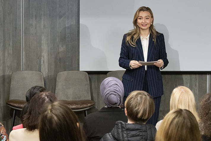 Näringsminister Ebba Busch talar inför en publik