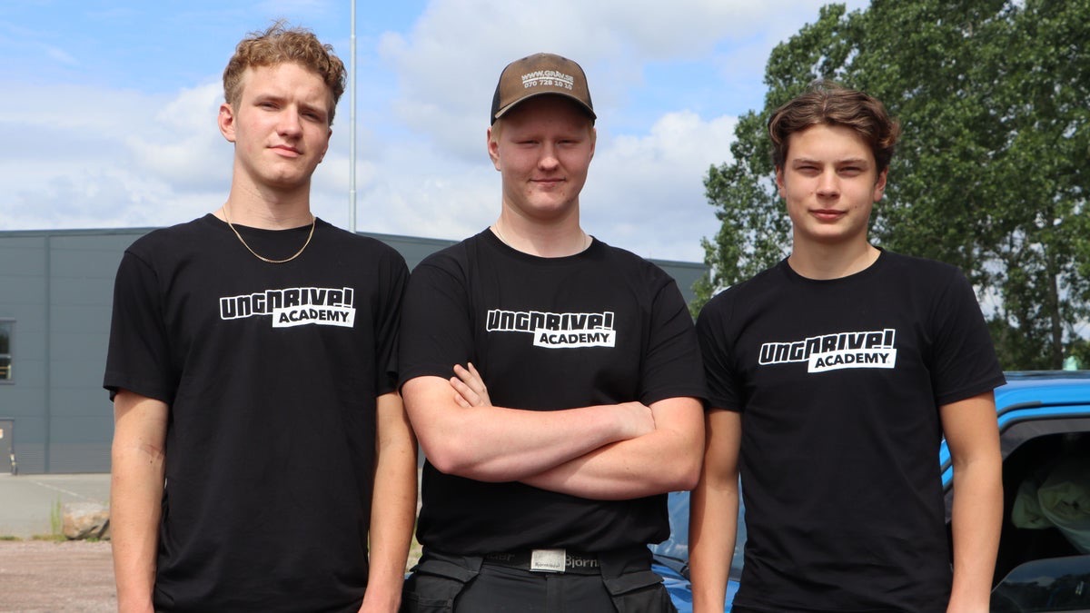 Tre unga killar i UngDrive Academy-tröjor framför sitt byggföretags bil