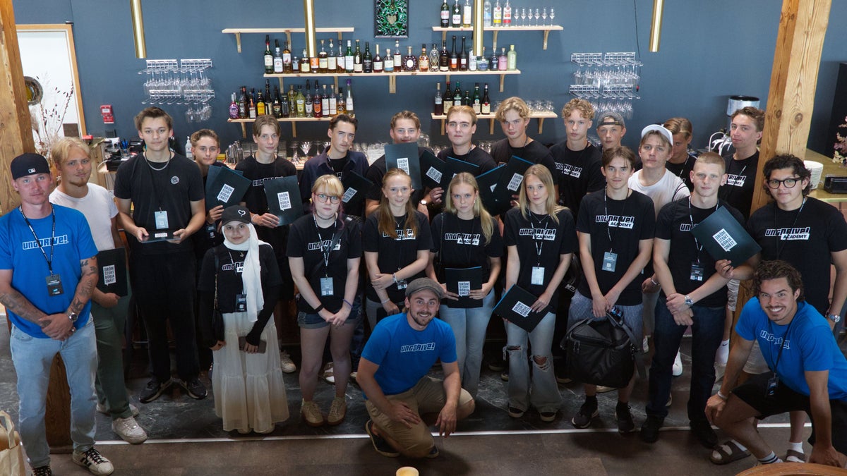 Gruppbild på unga företagare tillsammans med coacherna i UngDrive Academy i Trelleborg