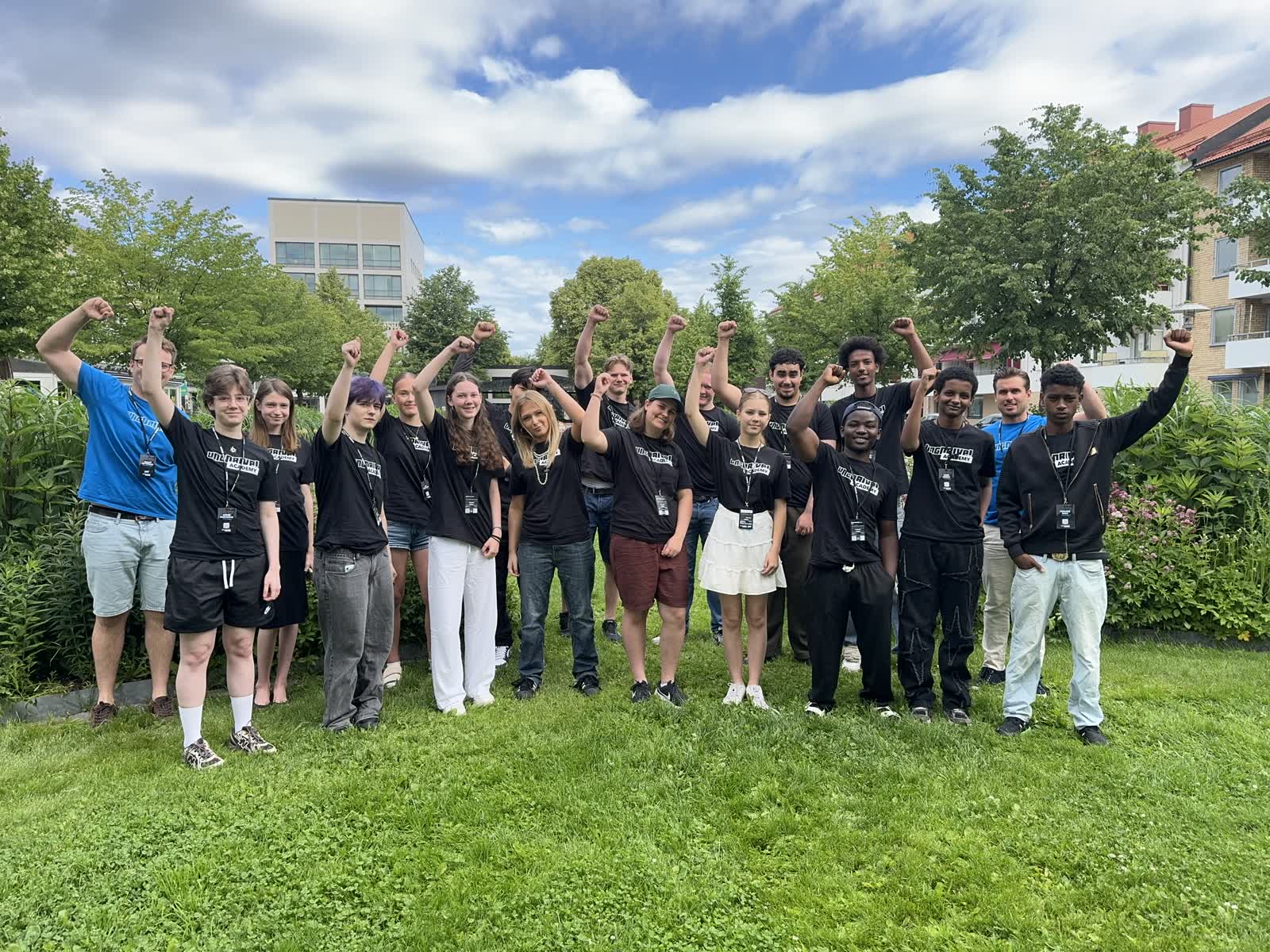 Sommarens UngDrive Academy-deltagare i Sandviken sträcker nävarna i luften
