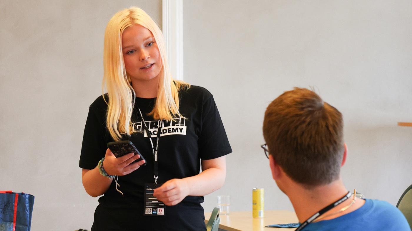 Deltagare i UngDrive Academy-tröja pitchar för en okänd köpare under säljträningen