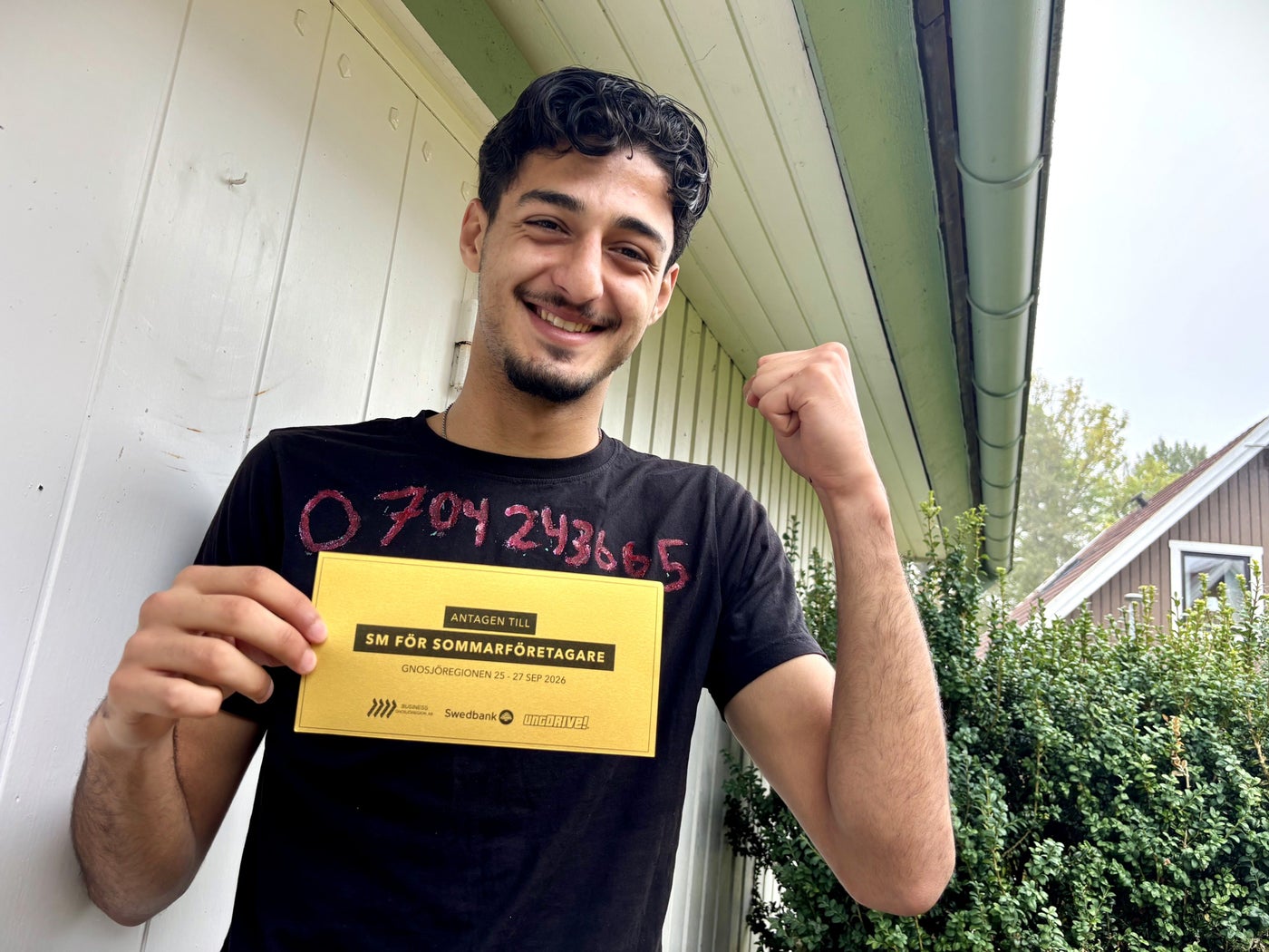 Jan Mohamed håller upp sin guldbiljett till SM för sommarföretagare och knyter näven